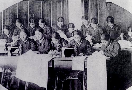 명신여학교 수업 광경 1930년대 명신여학교의 가사 수업으로 재봉틀을 돌리는 학생들의 모습. 